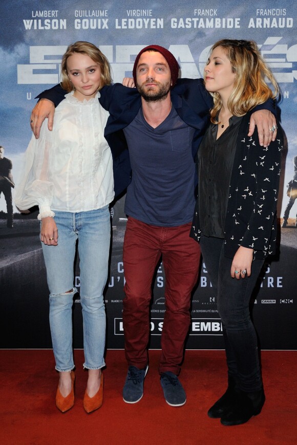 Lily-Rose Depp, Guillaume Gouix et Alysson Paradis assistent à la première du film "Les Enragés" au cinéma UGC Les Halles à Paris le 28 septembre 2015.