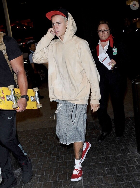 Justin Bieber prend un vol à l'aéroport de Los Angeles le 25 septembre 2015.