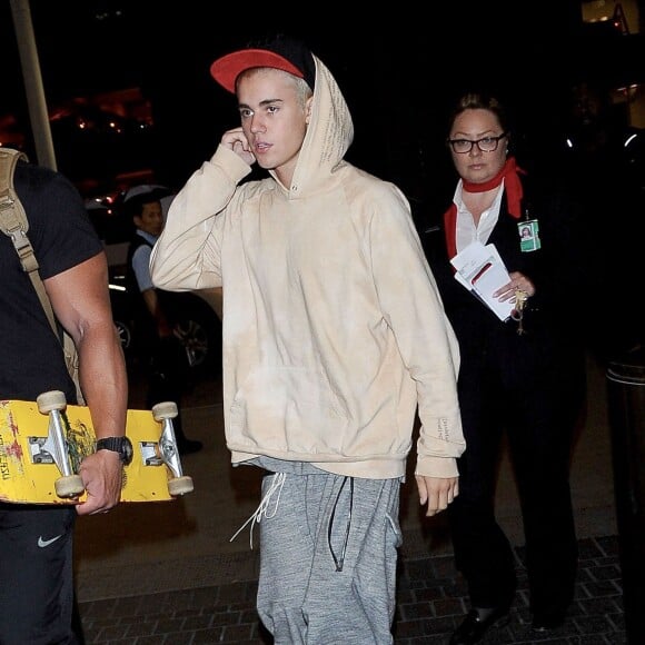 Justin Bieber prend un vol à l'aéroport de Los Angeles le 25 septembre 2015.