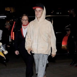 Justin Bieber prend un vol à l'aéroport de Los Angeles le 25 septembre 2015.