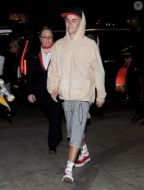 Justin Bieber prend un vol à l'aéroport de Los Angeles le 25 septembre 2015.