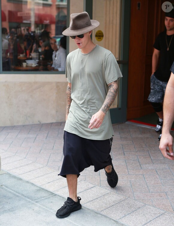 Justin Bieber quitte une clinique à Los Angeles le 11 septembre 2015.