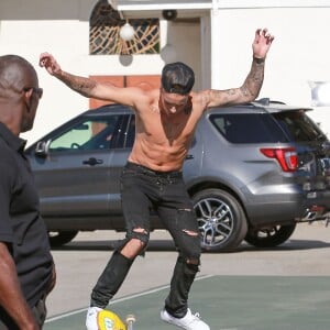 Justin Bieber fait du skateboard torse nu dans la rue à Santa Monica, le 22 juillet 2015