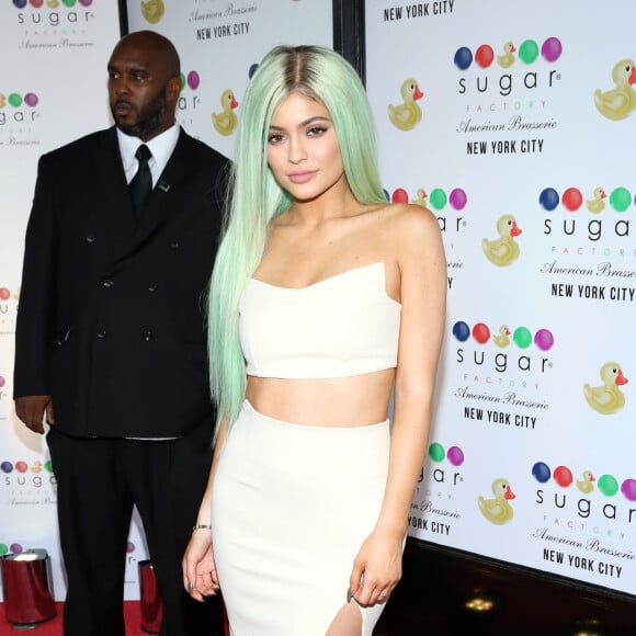 Kylie Jenner (les cheveux teints en vert) arrive à l'inauguration du "Sugar Factory American Brasserie" à New York. Le 16 septembre 2015