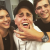 Justin Bieber a rajouté une photo de lui en compagnie de Kendall Jenner et un ami à son compte Instagram.