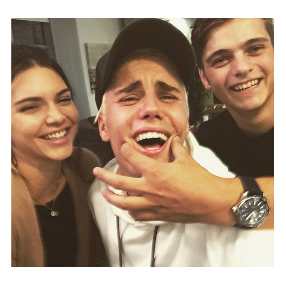 Justin Bieber a rajouté une photo de lui en compagnie de Kendall Jenner et un ami à son compte Instagram.
