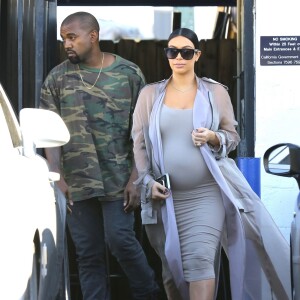 Kim Kardashian, enceinte, et son mari Kanye West quittent un studio de tournage à Van Nuys. Los Angeles, le 28 septembre 2015.