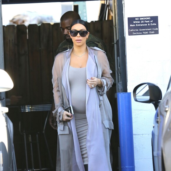 Kim Kardashian, enceinte, et son mari Kanye West quittent un studio de tournage à Van Nuys. Los Angeles, le 28 septembre 2015.