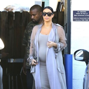 Kim Kardashian, enceinte, et son mari Kanye West quittent un studio de tournage à Van Nuys. Los Angeles, le 28 septembre 2015.