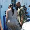 Kim Kardashian, enceinte, et son mari Kanye West arrivent à un studio de tournage à Van Nuys. Los Angeles, le 28 septembre 2015.