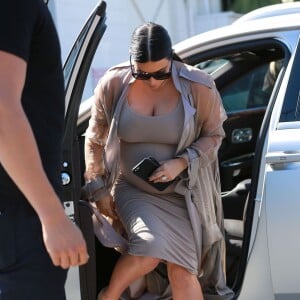 Kim Kardashian, enceinte, et son mari Kanye West arrivent à un studio de tournage à Van Nuys. Los Angeles, le 28 septembre 2015.