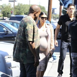 Kim Kardashian, enceinte, et son mari Kanye West arrivent à un studio de tournage à Van Nuys. Los Angeles, le 28 septembre 2015.