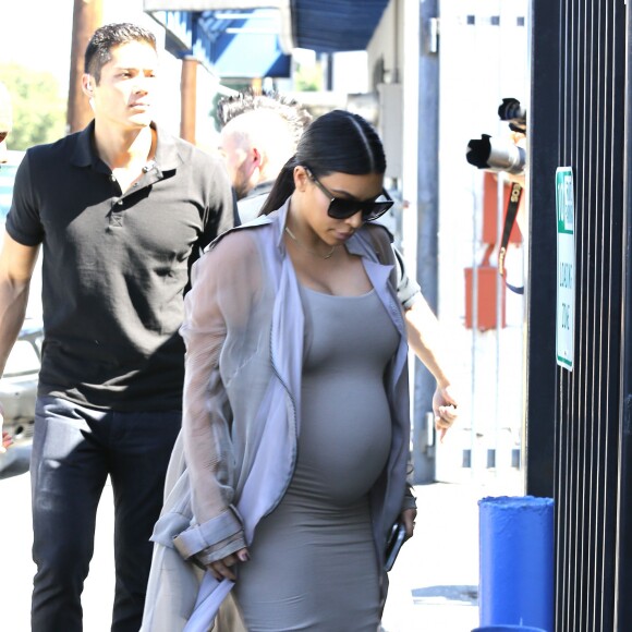 Kim Kardashian, enceinte, et son mari Kanye West arrivent à un studio de tournage à Van Nuys. Los Angeles, le 28 septembre 2015.