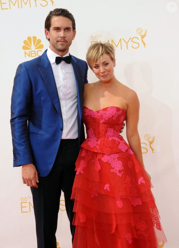 Kaley Cuoco et Ryan Sweeting lors de la 66ème cérémonie annuelle des Emmy Awards au Nokia Theatre de Los Angeles, le 25 août 2014