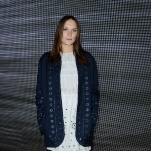 Ana Girardot assiste au défilé Pascal Millet (collection printemps-été 2016) au Palais des Beaux Arts. Paris, le 29 septembre 2015.