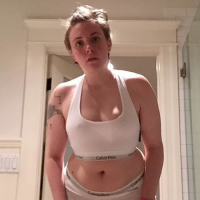 Lena Dunham, "agressée" pour sa photo en petite culotte, raccroche