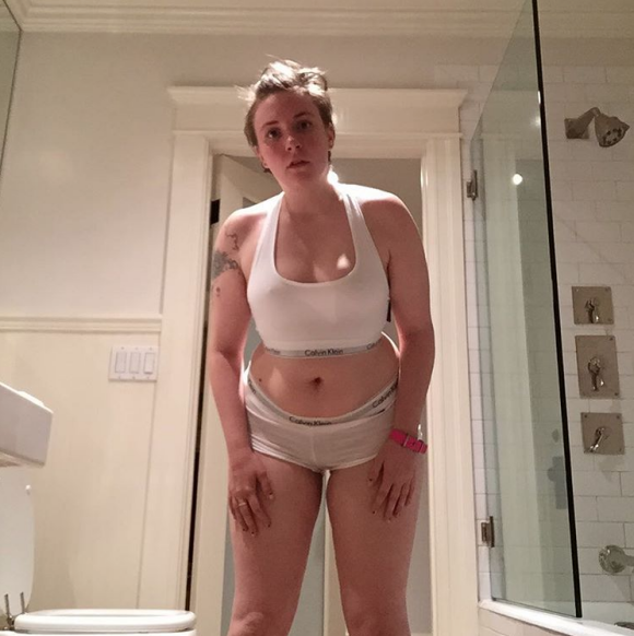 Lena Dunham dans le boxer de son compagnon, Jack Antonoff. Cette photo publiée sur Instagram en septembre 2015 lui a valu une avalanche de commentaires odieux sur les réseaux sociaux.