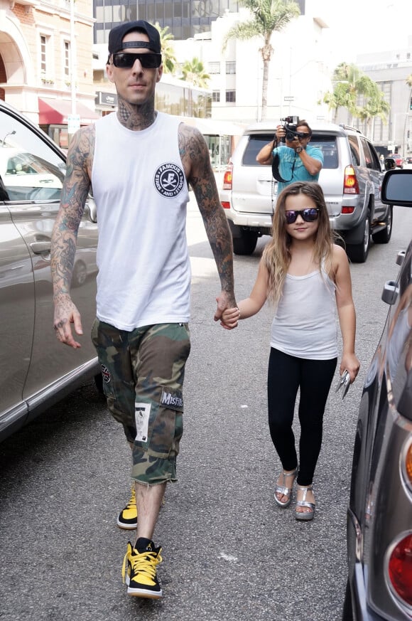 Travis Barker se balade avec sa fille Alabama a Los Angeles, le 3 juillet 2013