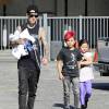 Travis Barker emmene ses enfants Landon et Alabama a leur cours de danse a Beverly Hills, le 1er mai 2013.
