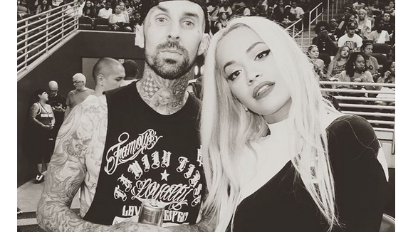 Rita Ora en couple avec Travis Barker ? "Ils sont inséparables !"