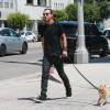 Gavin Rossdale, qui porte toujours son alliance, se promène avec son chien dans les rues de Bel Air. Le 30 août 2015