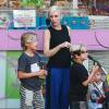 Exclusif - Gwen Stefani se promène avec ses enfants Kingston, Zuma et Apollo Rossdale dans le quartier de Koreatown à Los Angeles, le 13 septembre 2015