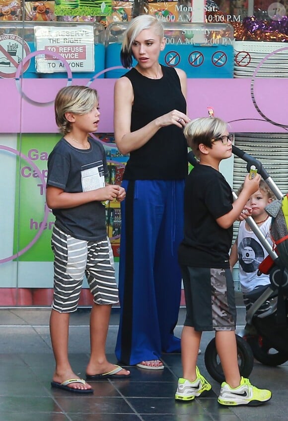 Exclusif - Gwen Stefani se promène avec ses enfants Kingston, Zuma et Apollo Rossdale dans le quartier de Koreatown à Los Angeles, le 13 septembre 2015