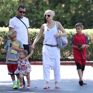 Gwen Stefani, son mari Gavin Rossdale et leurs enfants Kingston, Zuma et Apollo vont déjeuner au restaurant à l'occasion de la fête des pères à Los Angeles, le 21 juin 2015