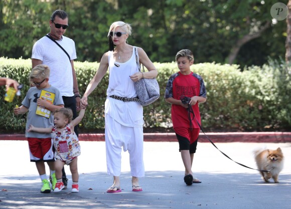 Gwen Stefani, son mari Gavin Rossdale et leurs enfants Kingston, Zuma et Apollo vont déjeuner au restaurant à l'occasion de la fête des pères à Los Angeles, le 21 juin 2015