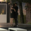 Rémi prend Emilie, en larmes, dans ses bras dans Secret Story 9