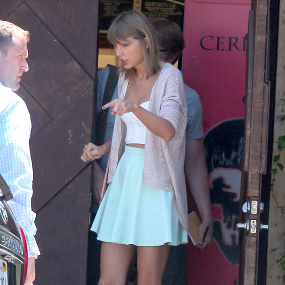 Exclusif - Taylor Swift va déjeuner avec des amis à Studio City, le 10 août 2015.