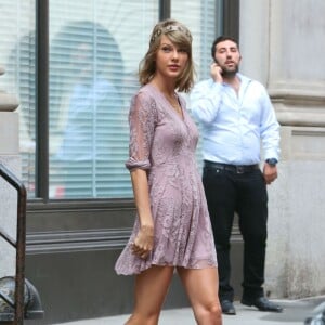 - Taylor Swift quitte son appartement de New York le 13 juillet 2015.