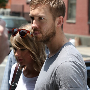 Taylor Swift et son petit-ami Calvin Harris sortent d'un restaurant à New York, le 28 mai 2015.