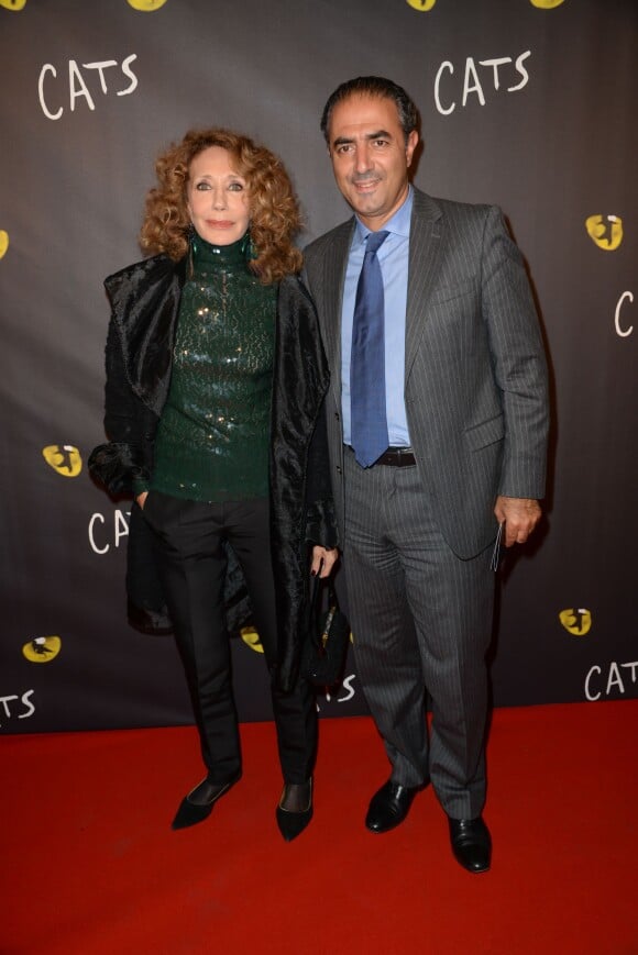 Marisa Berenson et son compagnon Jean-Michel Simonian - Première de la comédie musicale "Cats" au théâtre Mogador à Paris, le 1er octobre 2015.