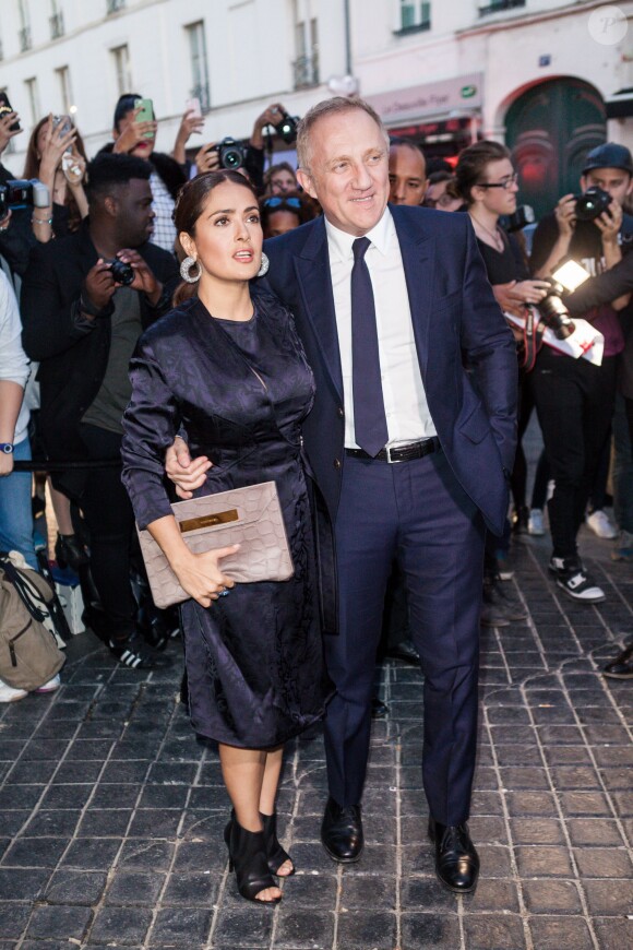 Salma Hayek et son mari François-Henri Pinault arrivent rue de Sèvres pour assister au défilé Balenciaga (collection printemps-été 2016). Paris, le 2 Octobre 2015.