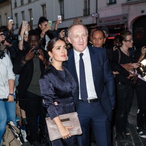 Salma Hayek et son mari François-Henri Pinault arrivent rue de Sèvres pour assister au défilé Balenciaga (collection printemps-été 2016). Paris, le 2 Octobre 2015.