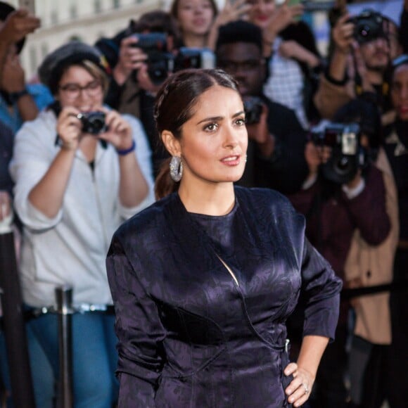 Salma Hayek arrive rue de Sèvres pour assister au défilé Balenciaga (collection printemps-été 2016). Paris, le 2 Octobre 2015.