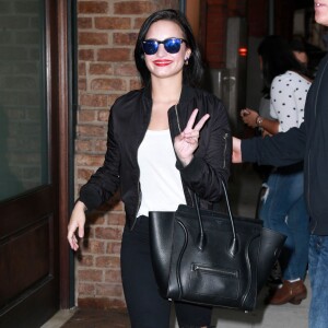 Demi Lovato sort d'un building à New York, le 29 septembre 2015.