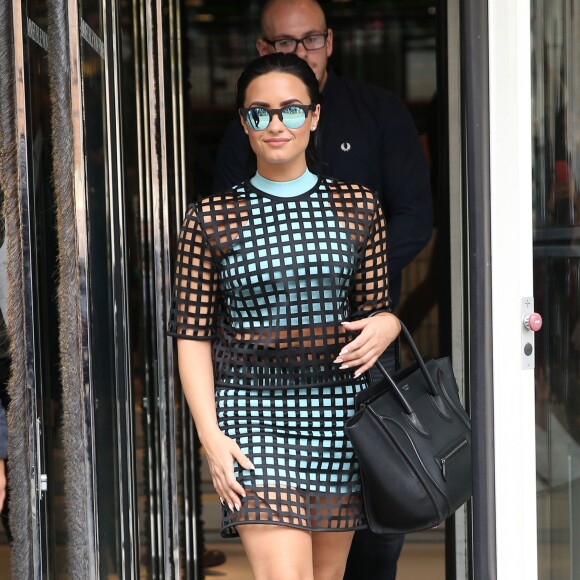 Demi Lovato quitte les studios de la radio NRJ à Paris le 7 septembre 2015.