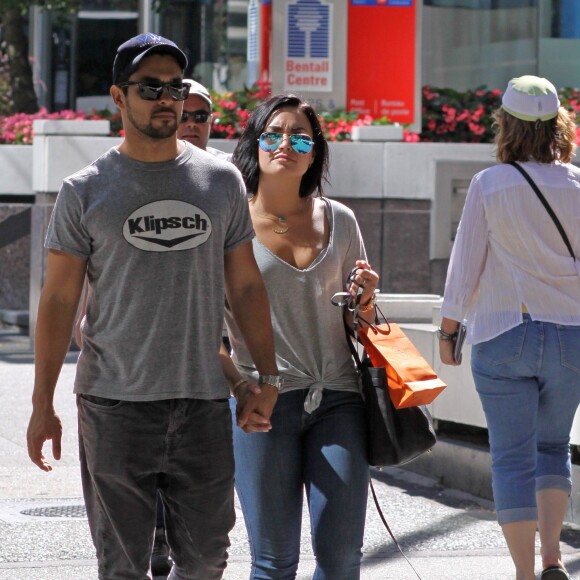 Demi Lovato et son chéri Wilmer Valderrama font du shoppign à Vancouver, le 19 juillet 2015