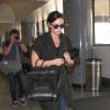 Demi Lovato et son chien à l'aéroport de Los Angeles, la chanteuse est dévastée par le récent décès de son grand-père, le 28 septembre 2015