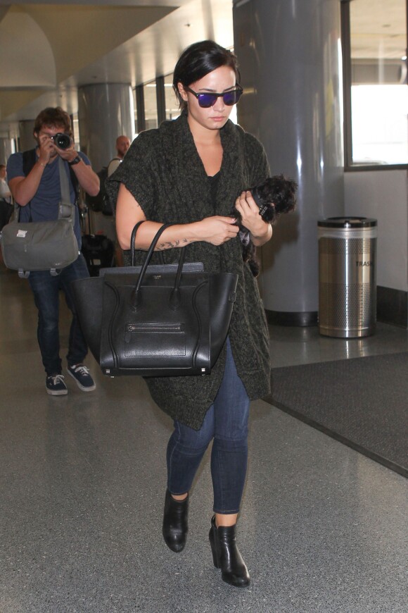 Demi Lovato et son chien à l'aéroport de Los Angeles, la chanteuse est dévastée par le récent décès de son grand-père, le 28 septembre 2015