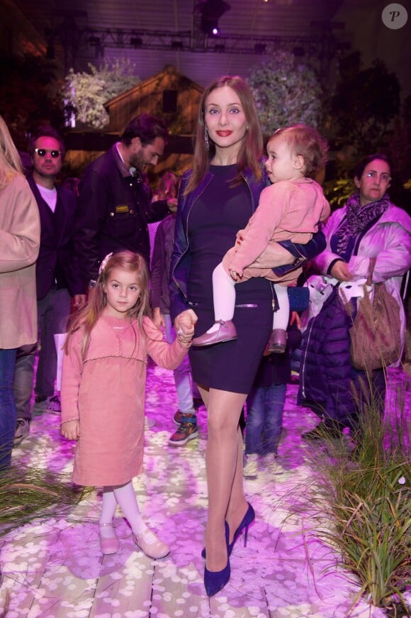 Isabella Orsini et ses enfants Althea et Athénaïs - Défilé Bonpoint à l'Orangerie du Jardin du Luxembourg à l'occasion des 40 ans de la marque le 3 octobre 2015 à Paris.