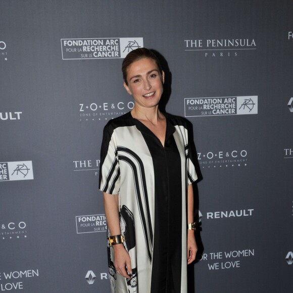 Exclusif - Julie Gayet - Dîner de gala au profit de la Fondation ARC pour la recherche contre le cancer du sein à l'hôtel Peninsula à Paris le 1er octobre 2015.