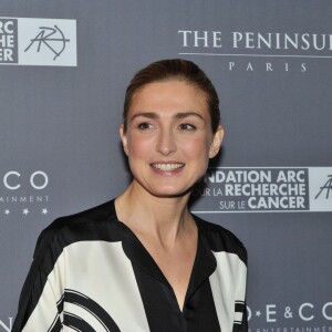 Exclusif - Julie Gayet - Dîner de gala au profit de la Fondation ARC pour la recherche contre le cancer du sein à l'hôtel Peninsula à Paris le 1er octobre 2015.