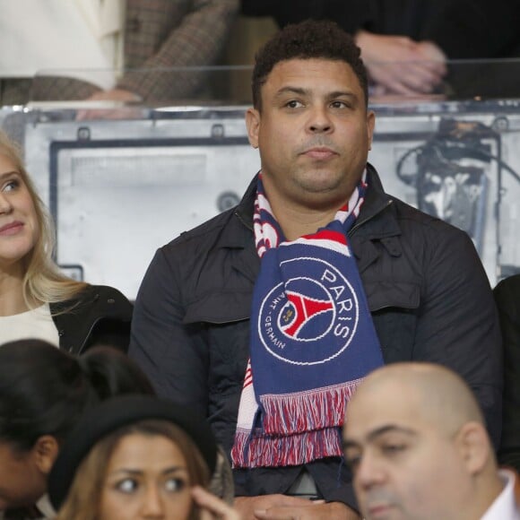 Ronaldo et sa compagne Celina Locks lors de la rencontre entre le PSG et l'OM au Parc des Princes à Paris, le 4 octobre 2015