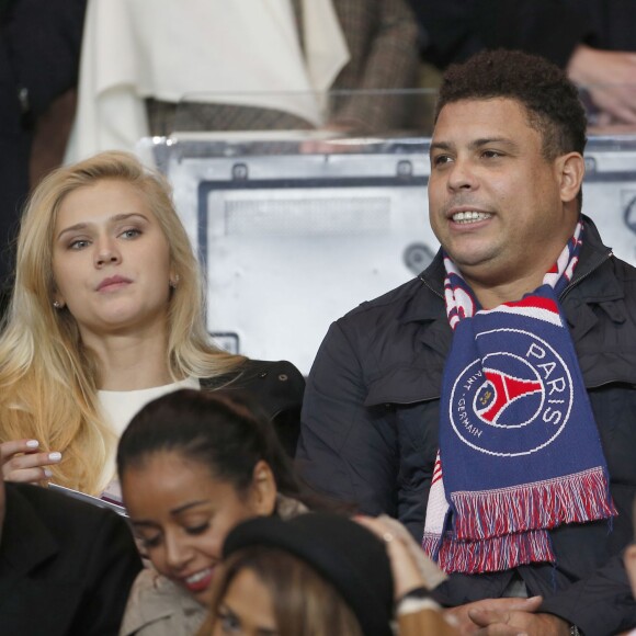 Ronaldo et sa compagne Celina Locks lors de la rencontre entre le PSG et l'OM au Parc des Princes à Paris, le 4 octobre 2015