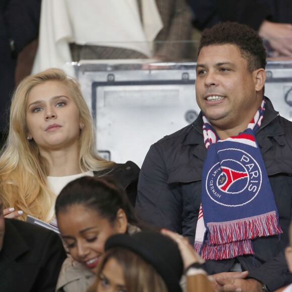 Ronaldo et sa compagne Celina Locks lors de la rencontre entre le PSG et l'OM au Parc des Princes à Paris, le 4 octobre 2015