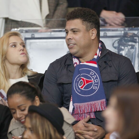 Ronaldo et sa compagne Celina Locks lors de la rencontre entre le PSG et l'OM au Parc des Princes à Paris, le 4 octobre 2015