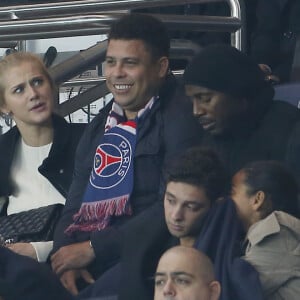 Ronaldo et sa compagne Celina Locks lors de la rencontre entre le PSG et l'OM au Parc des Princes à Paris, le 4 octobre 2015